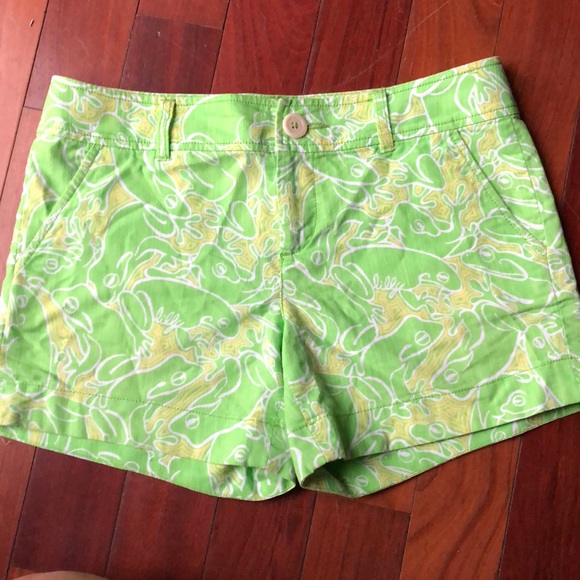 Lilly Pulitzer Pants - Lilly Pulitzer green frog shorts size 6
